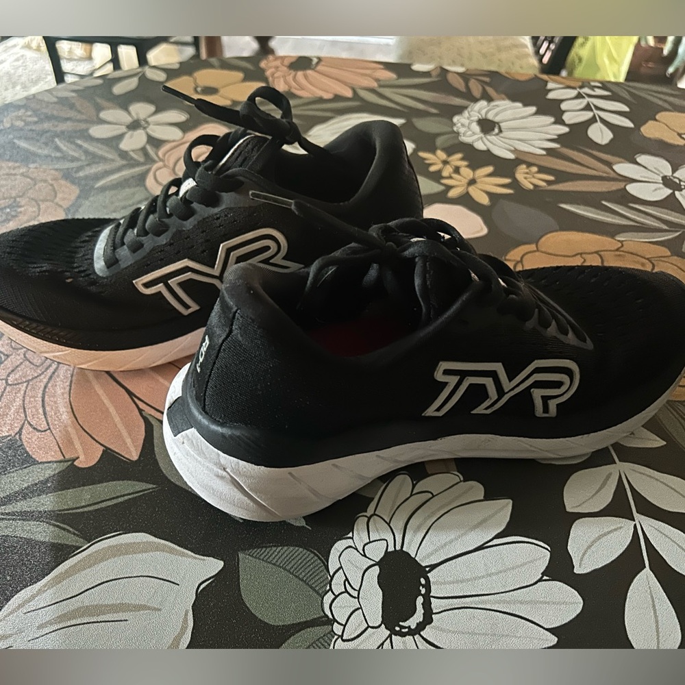 TYR RD-1 running shoes size 5